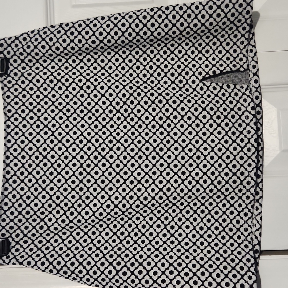Hollister Black and White Geometric Patterned Fabric Mini Skirt.